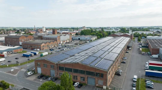 Toiture industrielle équipée de panneaux solaires photovoltaïques en zone industrielle française
